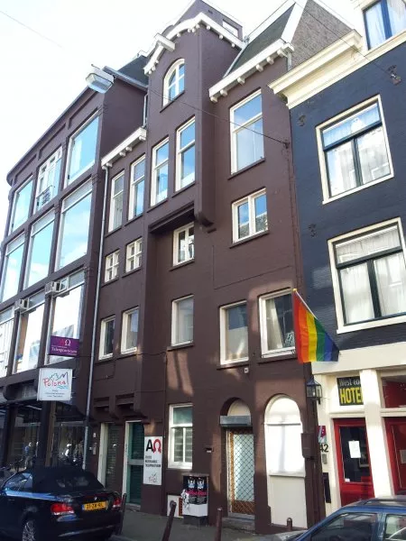 Afbeelding uit: maart 2012. Het gebouw in de Kerkstraat, dat diende als magazijn en kleermakerij.