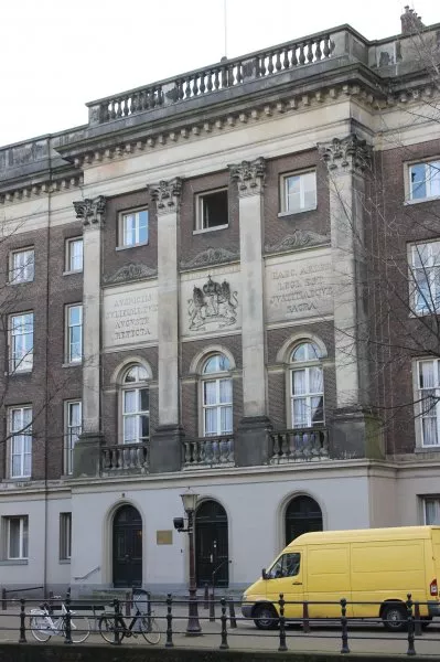 Afbeelding uit: maart 2012. Paleis van Justitie aan de Prinsengracht, naar een ontwerp van J. de Greef. Pilasters in plaats van echte zuilen.