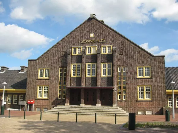 Afbeelding uit: september 2011. 't Zonnehuis, Zonneplein