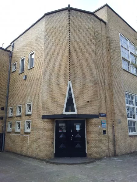 Afbeelding uit: april 2012. De ingang van de oostelijke school, op nummer 7.