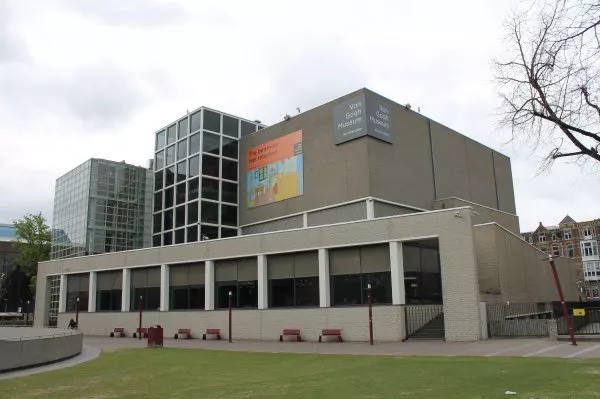 Afbeelding uit: april 2012. Achterzijde aan het Museumplein. Het deel met de grote vierkante ruiten is het trappenhuis.
