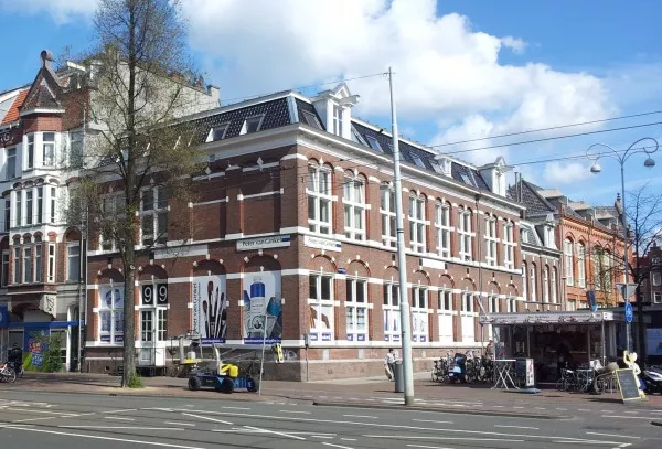 Afbeelding uit: april 2012. Hoek Bilderdijkstraat (links).