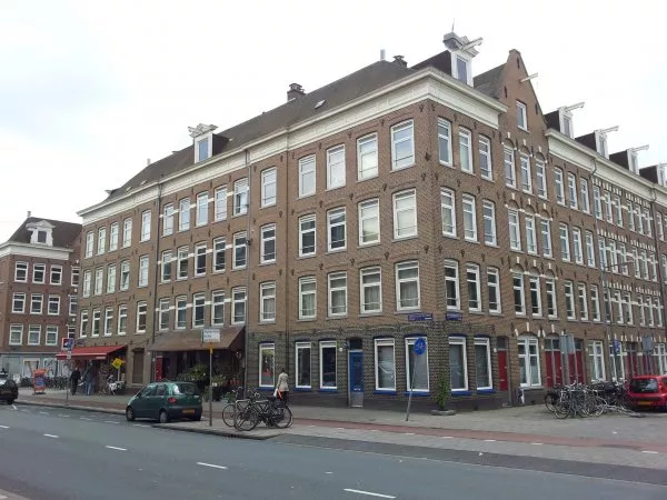 Afbeelding uit: april 2012. Tweede Hugo de Grootstraat, rechts de Van Reigersbergenstraat.