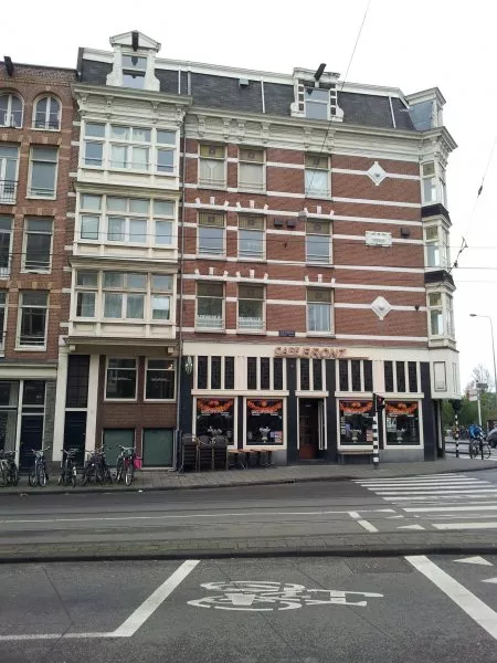 Afbeelding uit: april 2012. Korte Marnixstraat. Nummer 2 is het deel met de brede erkers.