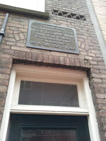 Afbeelding uit: april 2012. "Gedenksteen uit waardering voor mevr. L. van der Pek-Went van de bewoners bouwonderneming ~Jordaan~ 1896 26 sept. 1946"