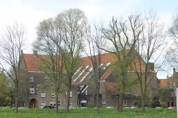 Afbeelding uit: april 2012. Het complex gezien vanaf de Leeuwarderweg. Links de pastorie.