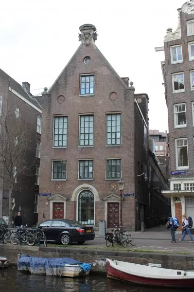 Afbeelding uit: april 2012. De voorgevel aan de gracht dateert uit 1779 en is vermoedelijk ontworpen door Abraham van der Hart, stadsarchitect 1777-1820.