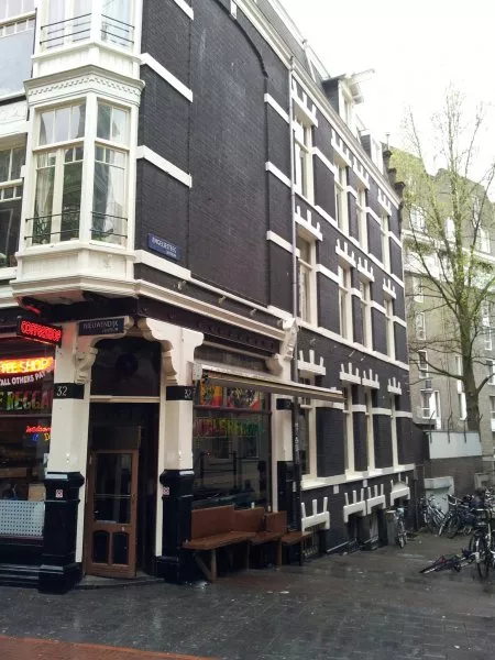 Afbeelding uit: april 2012. In de steeg loopt de straat omlaag, een herinnering aan de tijd dat de Nieuwendijk echt een dijk was.