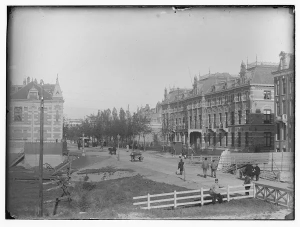 Afbeelding uit: 1890. Het gebouw links is de tramremise van architect Salm, Linnaeusstraat 30.