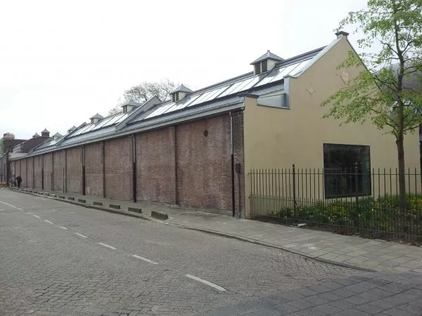 Afbeelding uit: mei 2012. Het gebouw staat op de hoek van de Plantage Kerklaan (rechts) en de Plantage Doklaan.