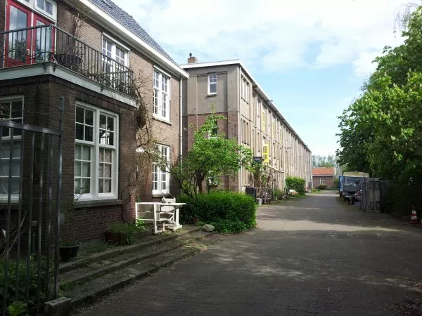 Afbeelding uit: mei 2012. Het gebouw links vooraan is de in de jaren '30 gebouwde marechausseekazerne.