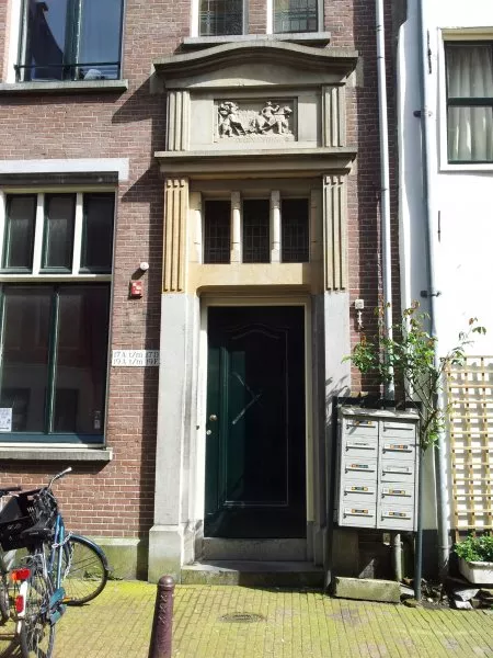 Afbeelding uit: mei 2012. De gevelsteen D'Bouman dateert uit de 17e eeuw en verwijst naar de toenmalige eigenaar, Wijnant Bouman.