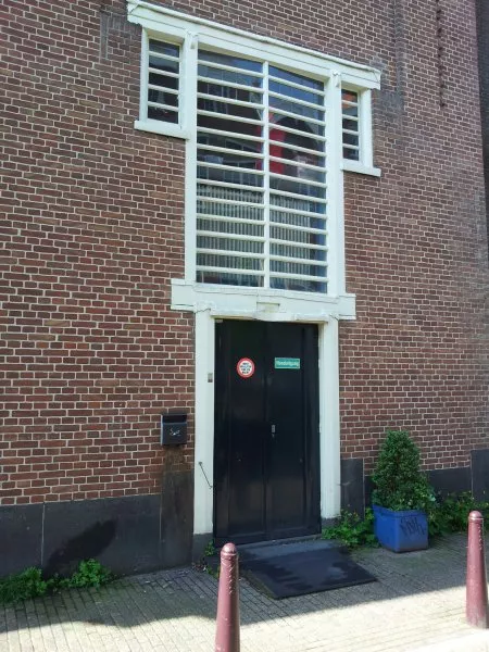 Afbeelding uit: mei 2012. Fraai voorbeeld van een ladderraam, een typerend element van de Amsterdamse School. Hier was de ingang voor 'vrouwelijke beroepen'.