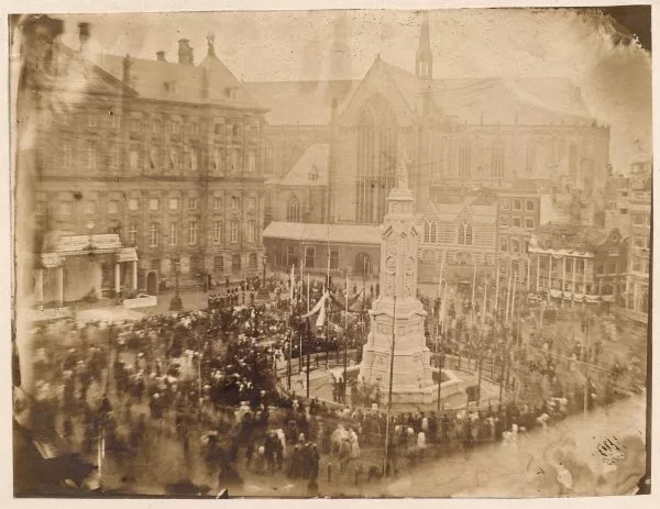 Afbeelding uit: 1856. Foto gemaakt enkele dagen na de onthulling van "Monument voor de Volksgeest van de jaren 1830 en 1831". Op de achtergrond, voor het voormalige stadhuis, zijn twee van de lantaarns te zien.
