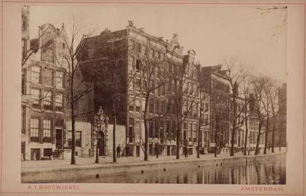 Afbeelding uit: Circa 1885. Foto gemaakt vóór de bouw van het huidige pand op 241. Daar stond toen nog een klein pand met rechte daklijst (rechts van het midden).
