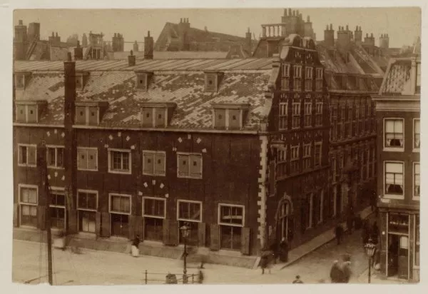 Afbeelding uit: Circa 1885. De voorganger van het gebouw van Peters. Rechts de Oude Hoogstraat.