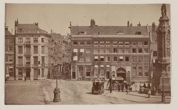Afbeelding uit: Circa 1892. Links van de ingang van de Nieuwendijk is Dam 6.
