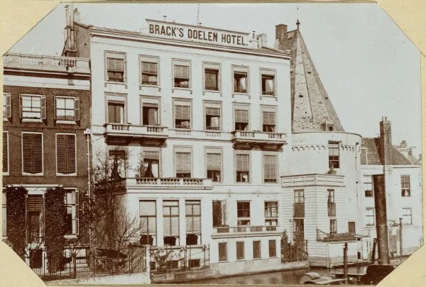 Afbeelding uit: Circa 1870. De voorloper van het huidige hotel, met de oude toren.