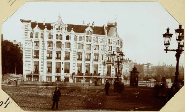 Afbeelding uit: Circa 1890. Hotel Rondeel, de voorganger van het huidige hotel, gebouwd in 1882-1883.