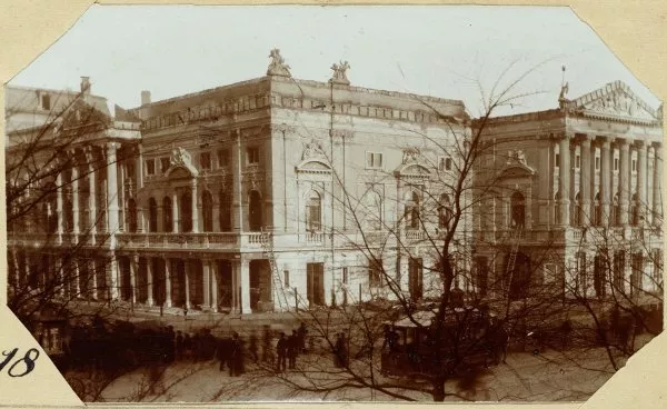 Afbeelding uit: Februari 1890. De uitgebrande voorganger van de huidige schouwburg, vlak na de brand.