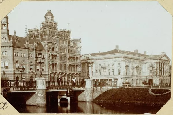 Afbeelding uit: Circa 1885. Rechts de oude Stadsschouwburg (afgebrand in 1892), in het midden het eerste American Hotel en links daarvan een politie- en brandweerpost.