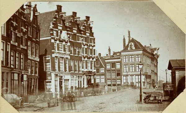 Afbeelding uit: Circa 1880. Links Prins Hendrikkade 28-33. De brug is de brug over de Martelaarsgracht.