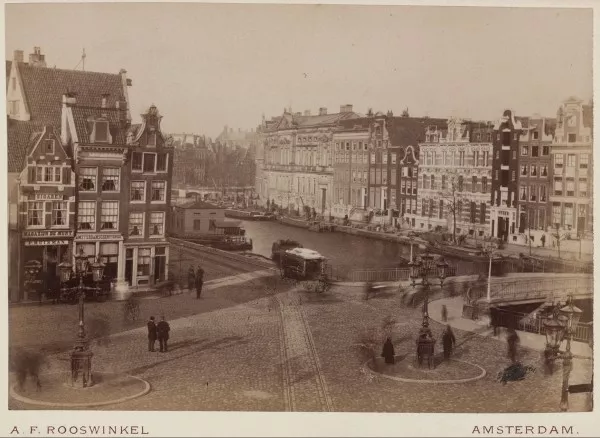 Afbeelding uit: Circa 1884. Het Muntplein. Links huizen die plaats maakten voor het gebouw van Berlage.