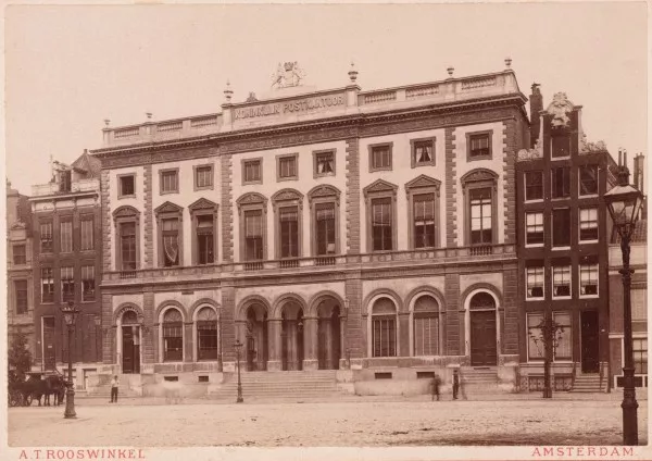 Afbeelding uit: Circa 1890. Postkantoor, Nieuwezijds Voorburgwal (afgebroken).
