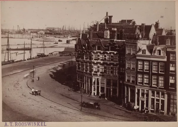Afbeelding uit: Circa 1880. Deze hoek rond 1880. CS was nog niet af.