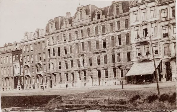 Afbeelding uit: Circa 1885. De vijf huizen zijn hier nog herkenbaar als groep.