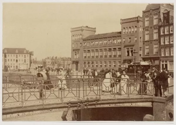 Afbeelding uit: Circa 1885. Op de voorgrond de voorloper van de huidige ophaalbrug.