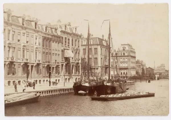 Afbeelding uit: Circa 1885. Nummers 13-14 staan net links van het midden van de foto.
