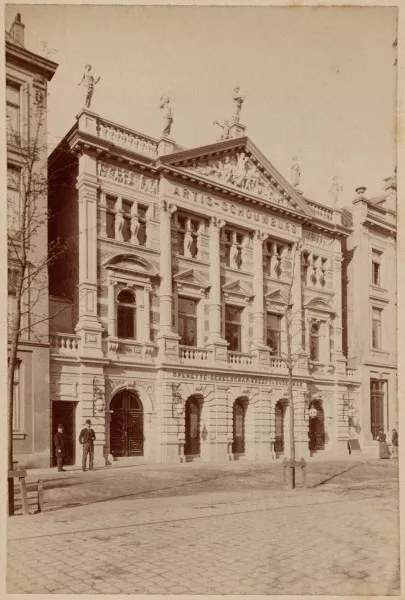 Afbeelding uit: Circa 1893. Boven de ingang staat "Operette Gezelschap Kreeft & Buderman", de eerste exploitanten van het theater.