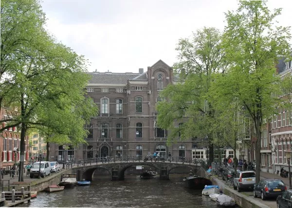 Afbeelding uit: mei 2012. Het gebouw vormt de afsluiting van de Oudezijds Voorburgwal.