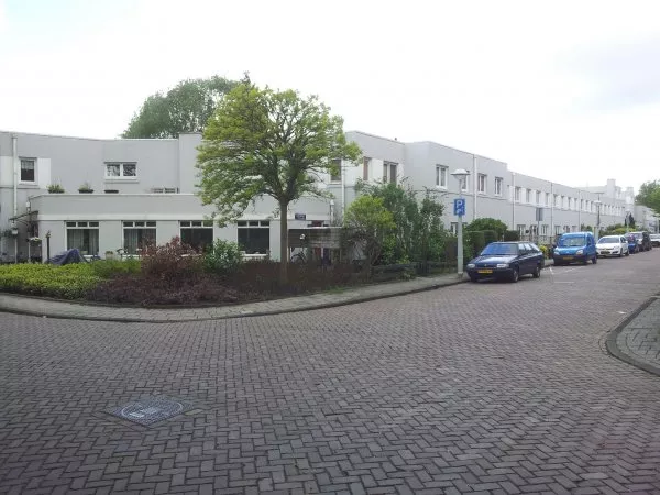 Afbeelding uit: mei 2012. Hoek Ploegstraat - Onderlangs (links).
