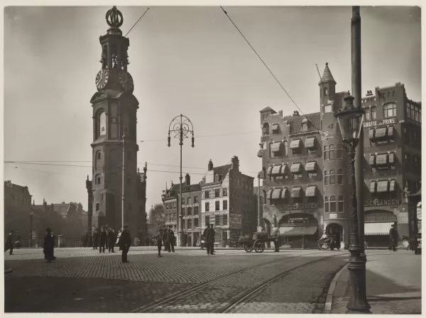 Afbeelding uit: Circa 1905. Deze foto van een onbekende fotograaf toont het gebouw vóór de uitbreiding van 1911. Het deel links van de toren kreeg er een verdieping bij.