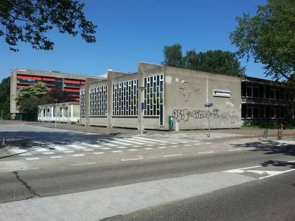 Afbeelding uit: mei 2012. Op de voorgrond Schipluidenlaan 18, in 1972 gebouwd als praktijkgebouw van de school, naar ontwerp van Ingwersen. Het is in 2018 gesloopt.
