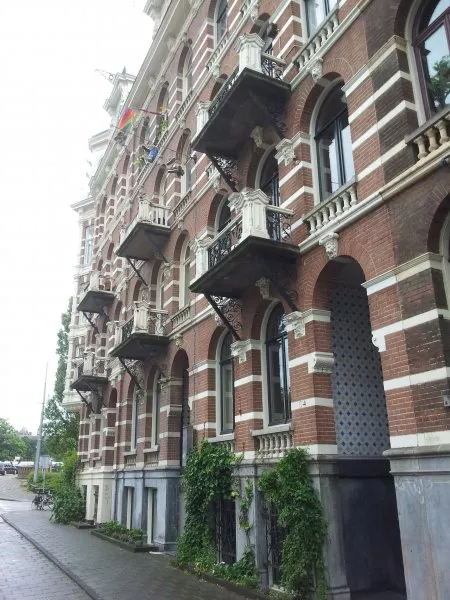 Afbeelding uit: juni 2012. Balkonnetjes aan de Middenlaan, en betegelde portieken.