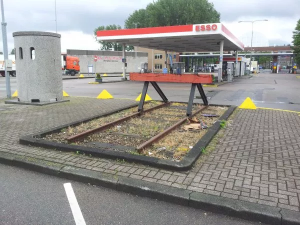 Afbeelding uit: juni 2012. Dit stootblok bij de ingang van het terrein herinnert aan de tijd waarin goederen ook per spoor werden aangevoerd.