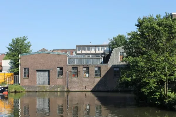 Afbeelding uit: juni 2012. Enkele van de monumentale loodsen, aan het water van de Wittenburgervaart.