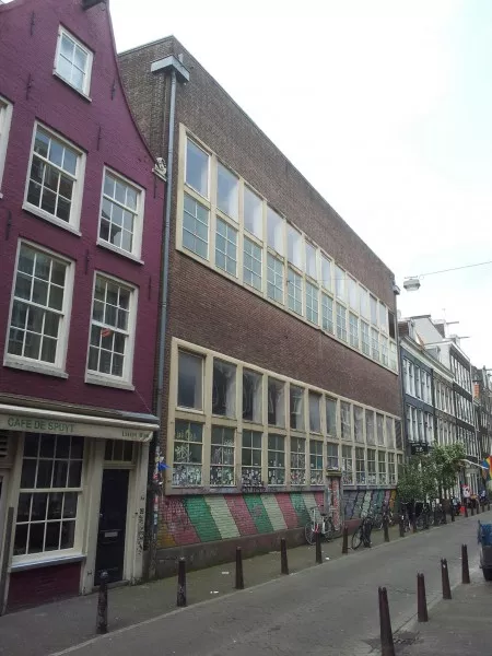 Afbeelding uit: juni 2012. Achterzijde, aan de Korte Leidsedwarsstraat.