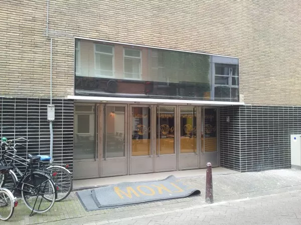 Afbeelding uit: juni 2012. Een van de ingangen aan de achterzijde, aan de Korte Leidsedwarsstraat.