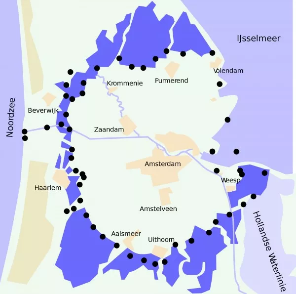 Afbeelding uit: 2006 / 2010. De stippen zijn forten, de blauwe vlakken inundatiegebieden.