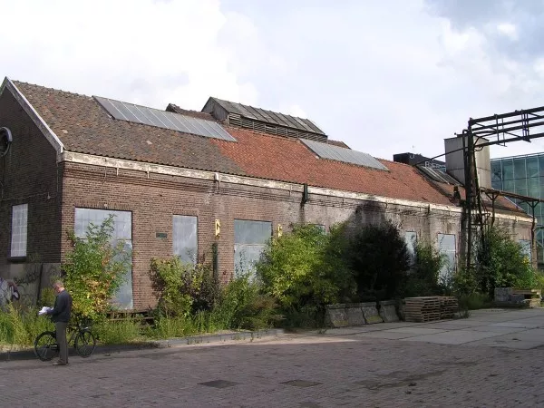 Afbeelding uit: september 2010. Het koudgasgebouw in september 2010. Inmiddels is het verbouwd tot café.