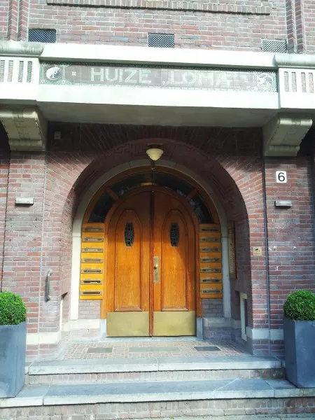 Afbeelding uit: augustus 2012. Huize Loma, De Lairessestraat (1913).