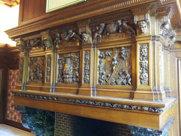 Afbeelding uit: september 2012. De panelen van deze schouw in een van de vergaderzalen tonen de drie werkterreinen van het Koloniaal Instituut: hygiëne, volkenkunde en handel.