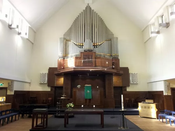 Afbeelding uit: september 2012. Preekstoel en orgel.