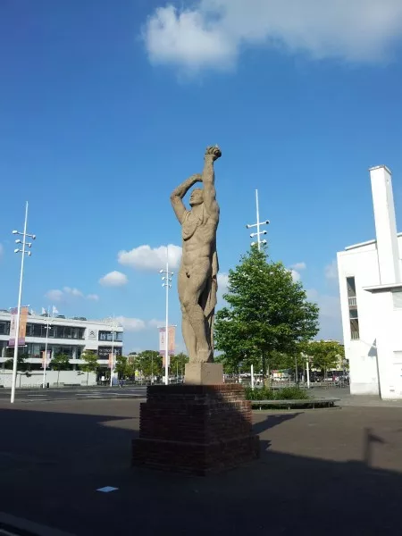 Afbeelding uit: september 2012. Beeld van Prometheus, vóór het stadion. Het werd in 1947 gemaakt door Fred Carasso. Het symboliseert de vrijheid van de sport. Hier wordt jaarlijks de Sportherdenking gehouden.