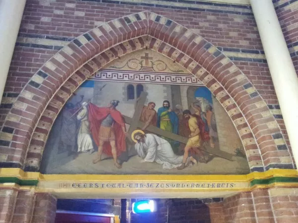 Afbeelding uit: november 2012. Een van de kruiswegstaties ("Eerste val van Jezus onder het kruis") van Alexander Kläsener (1826-1912) in het westelijke transept.