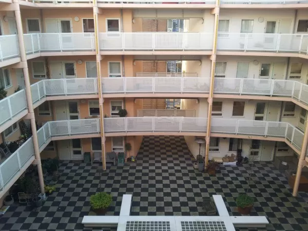 Afbeelding uit: november 2012. De appartementen liggen rond een binnenplaats.